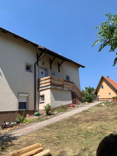 una gran casa blanca con una terraza lateral en Vila Mitic, en Zlatibor