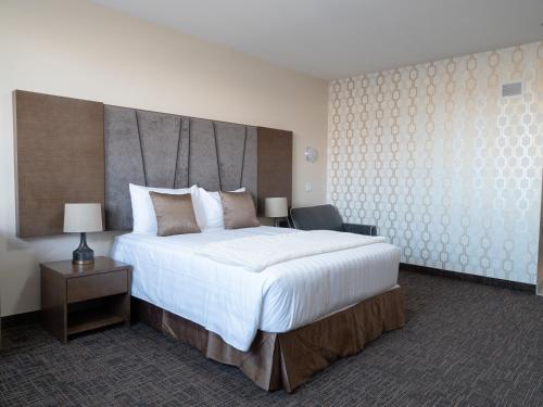 a bedroom with a large bed with a large headboard at Hotel Montreal Metropolitan, BW Signature Collection in Montréal