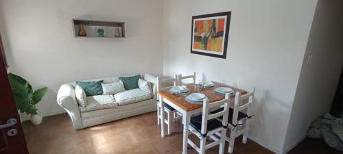 uma sala de estar com uma mesa e um sofá em Mirasoles 44 em La Plata