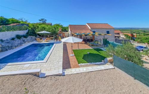 uma villa com uma piscina e uma casa em Cozy Home In Benkovac With Outdoor Swimming Pool em Benkovac