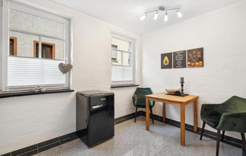 PommernにあるGorgeous Apartment In Pommern With Wifiのテーブルと椅子2脚と窓のある部屋