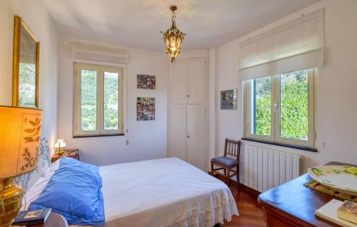 een slaapkamer met een bed, een bureau en ramen bij Amazing Apartment In Zoagli With Wifi in Zoagli