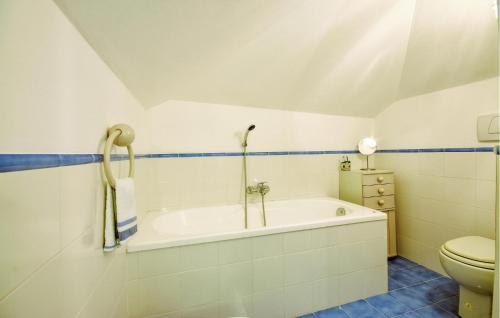een badkamer met een bad en een toilet bij Amazing Apartment In Zoagli With Wifi in Zoagli