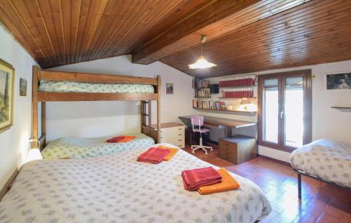 1 dormitorio con 2 camas y escritorio. en Stunning Home In Arezzo With Kitchen, en Arezzo