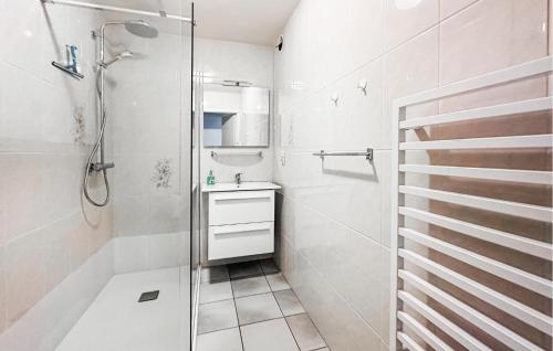 biała łazienka z prysznicem i umywalką w obiekcie 2 Bedroom Cozy Apartment In Blankenberge w mieście Blankenberge