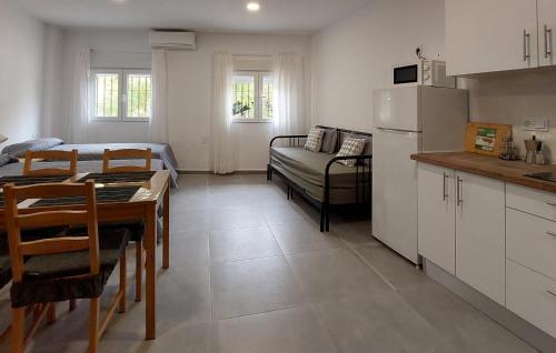 Η κουζίνα ή μικρή κουζίνα στο Gorgeous Apartment In Málaga With Wifi