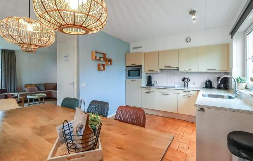 eine Küche und ein Wohnzimmer mit Tisch und Stühlen in der Unterkunft Stunning Home In Makkum With Wifi in Makkum