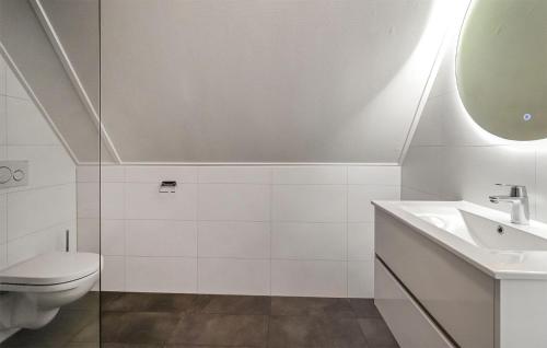 een witte badkamer met een toilet en een wastafel bij Stunning Home In Makkum With Wifi in Makkum
