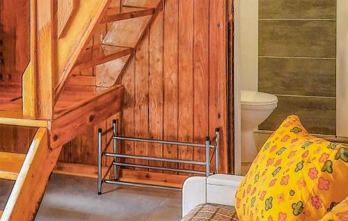 bagno con scala in legno e servizi igienici di Nice Apartment In Leba With Kitchenette a Łeba