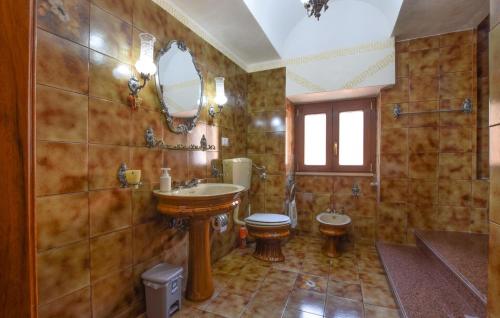uma casa de banho com um lavatório e um WC em 2 Bedroom Nice Apartment In Tusa em Tusa