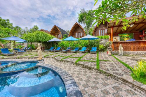 een resort met een zwembad, stoelen en parasols bij Bagia Bungalows in Nusa Penida