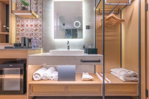 深圳的住宿－深圳南山南新路秋果，一间带水槽和镜子的浴室
