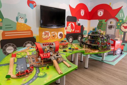 a childs room with toy trains on a table at E-DA Skylark Hotel in Dashu
