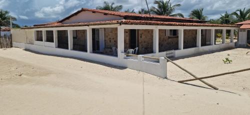 una casa en la playa en la arena en Oasis De Areia Casa a Beira Mar na Praia de Zumb, en Rio do Fogo