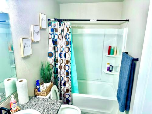 uma casa de banho com uma cortina de chuveiro e um WC em 3bed/2bath cozy spacious place em Lubbock