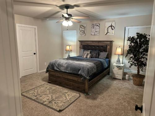 sypialnia z łóżkiem i wentylatorem sufitowym w obiekcie 3bed/2bath cozy spacious place w mieście Lubbock