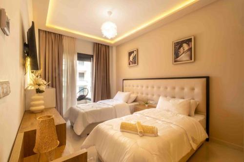 een hotelkamer met 2 bedden in een kamer bij Appartement de Luxe à Tanger in Tanger