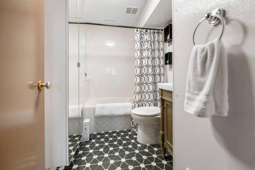 Ένα μπάνιο στο YEG Chic Luxury Accommodation