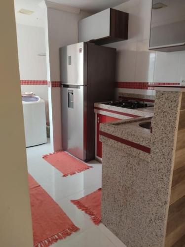 Il comprend une cuisine équipée d'une cuisinière et d'un réfrigérateur. dans l'établissement Apartamento Rio das Ostras, à Rio das Ostras