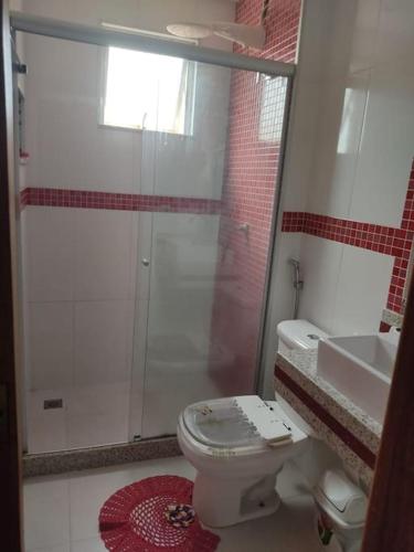 La salle de bains est pourvue d'une douche, de toilettes et d'un lavabo. dans l'établissement Apartamento Rio das Ostras, à Rio das Ostras