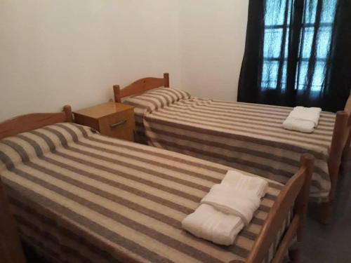 um quarto com duas camas com toalhas em Vacaciones familiares em La Cieneguita