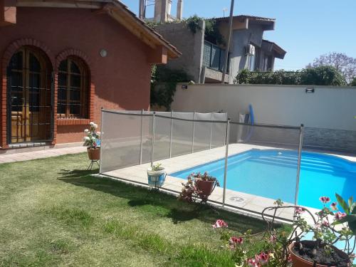 uma cerca em torno de uma piscina num quintal em Vacaciones familiares em La Cieneguita