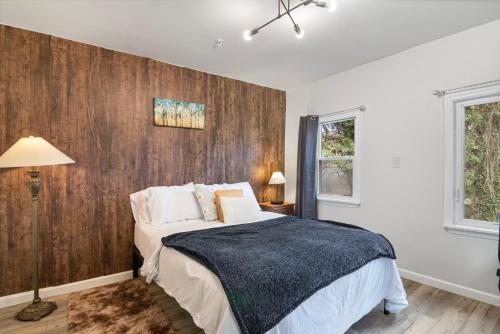 um quarto com uma cama e uma parede de madeira em USNA Home Downtown Annapolis em Annapolis