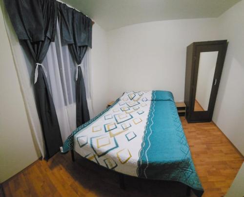 a bedroom with a bed and a mirror in it at Departamento Foro Sol, Autódromo y Palacio in Mexico City