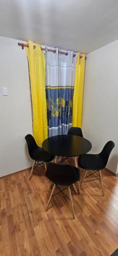 a dining room with a table and two chairs at Departamento Foro Sol, Autódromo y Palacio in Mexico City