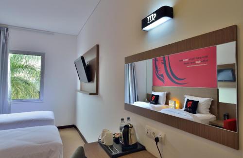 Una cama o camas en una habitación de Zodiak Sutami by KAGUM Hotels