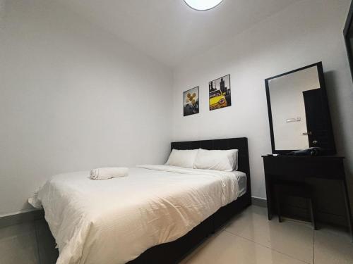 sypialnia z łóżkiem z lustrem i komodą w obiekcie Room with PrivateToilet, Near KSL Mall, Harimau w mieście Johor Bahru
