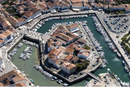 Een luchtfoto van St Martin de Ré - Maison proche port avec parking et jardin (intra muros)
