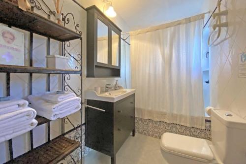 La salle de bains est pourvue d'un lavabo, de toilettes et d'une douche. dans l'établissement Ferienhaus für 6 Personen ca 142 qm in Teror, Gran Canaria Binnenland Gran Canaria, à Las Palmas de Gran Canaria