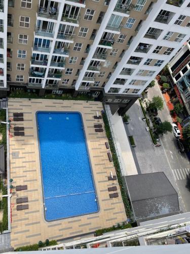 an overhead view of a swimming pool in front of a building at Homestay Hạ Long VIP in Ha Long