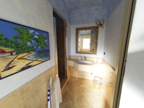 bagno con lavandino e specchio di Villa Stella Relax a Saturnia