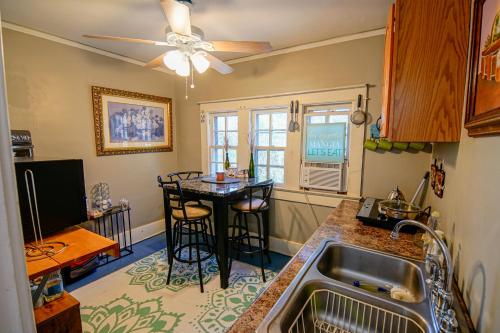 una cocina con fregadero y mesa. en Healthy Greenery - Urban Retreat in Rock Hill, en Rock Hill