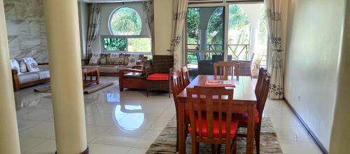 d'un salon et d'une salle à manger avec une table et des chaises. dans l'établissement Luzira port bell lake side apartment, à Kampala