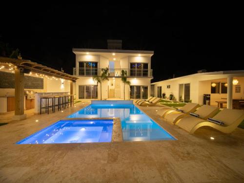 Green Palace - 7br Luxury Villa in Sosua 3mins from strip plus 24hr security