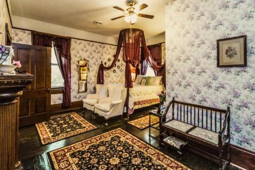 a living room with a couch and a chair at Simmons-Bond Inn Bed & Breakfast in Toccoa