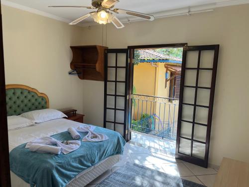 康斯沃托雅的住宿－Pousada dos Girassóis，一间卧室设有一张床和一个滑动玻璃门