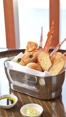 een metalen kom met eten op een tafel bij DoubleTree by Hilton Ningbo - Chunxiao in Ningbo