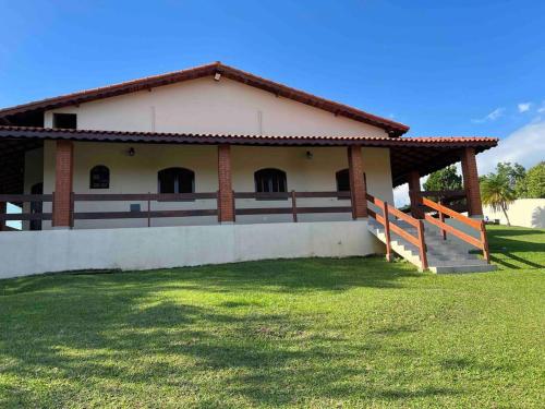 a house with a fence in front of it at Linda chácara reformada. in Itu