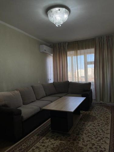 sala de estar con sofá y mesa de centro en Квартира в Бишкеке, en Bishkek