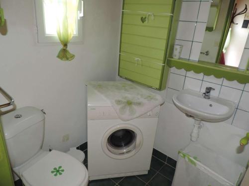 La petite salle de bains est pourvue de toilettes et d'un lavabo. dans l'établissement Maison Noirmoutier-en-l'Île, 2 pièces, 4 personnes - FR-1-224B-214, à Noirmoutier-en-l'lle