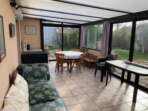 un salon avec un canapé et une table dans l'établissement Maison Familiale au Calme Proche Baie d'Authie - 2 Chambres, Jardin, Stationnement - FR-1-482-137, à Fort-Mahon-Plage