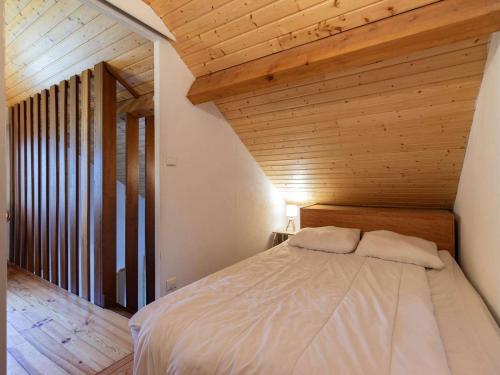 Bett in einem Zimmer mit Holzdecke in der Unterkunft Appartement Cauterets, 2 pièces, 4 personnes - FR-1-401-286 in Cauterets