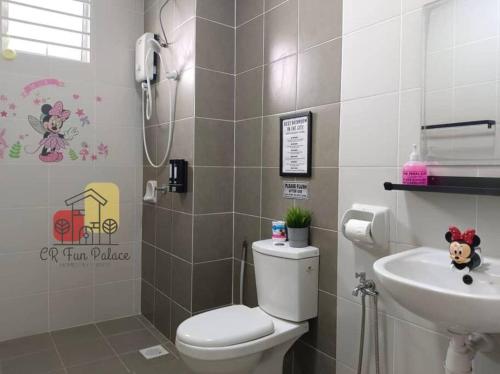 uma casa de banho com um WC e um lavatório em CR Fun Palace Homestay BSP21 em Jenjarum