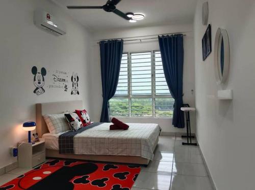 um quarto com uma cama e uma grande janela em CR Fun Palace Homestay BSP21 em Jenjarum