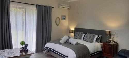 Postel nebo postele na pokoji v ubytování 1-On-Scott Garden Suites