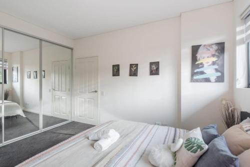 Giường trong phòng chung tại King bed Apt Study Homebush Sleeps 3